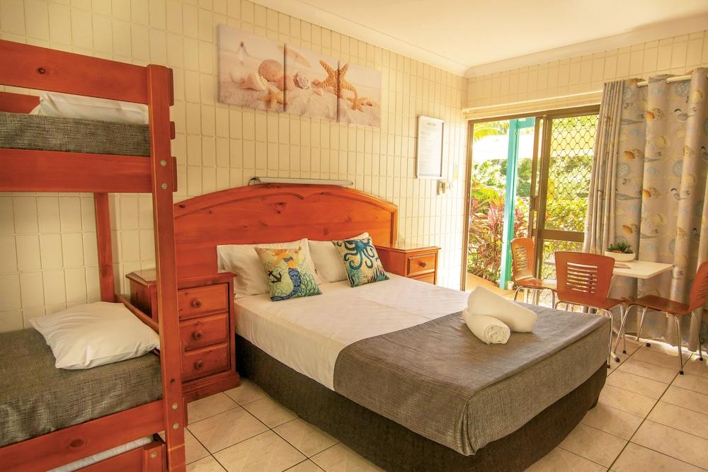 Tropical Palms & 4wd Hire 3*
